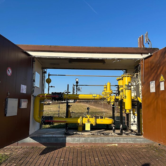 Eine Gasstation bei geöffneten Türen - man sieht die gelben Rohre und Amaturen