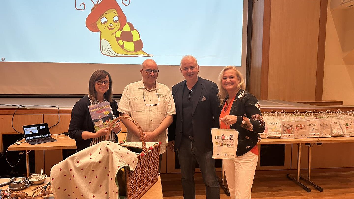 Lesetuetenuebergabe an die ersten Klassen