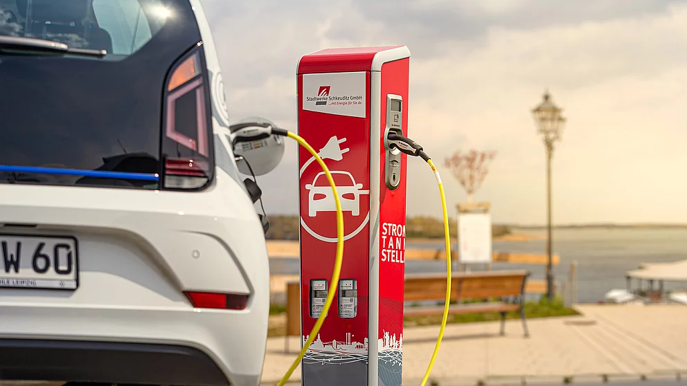 Ein Auto an einer Ladesäule der Stadtwerke Schkeuditz