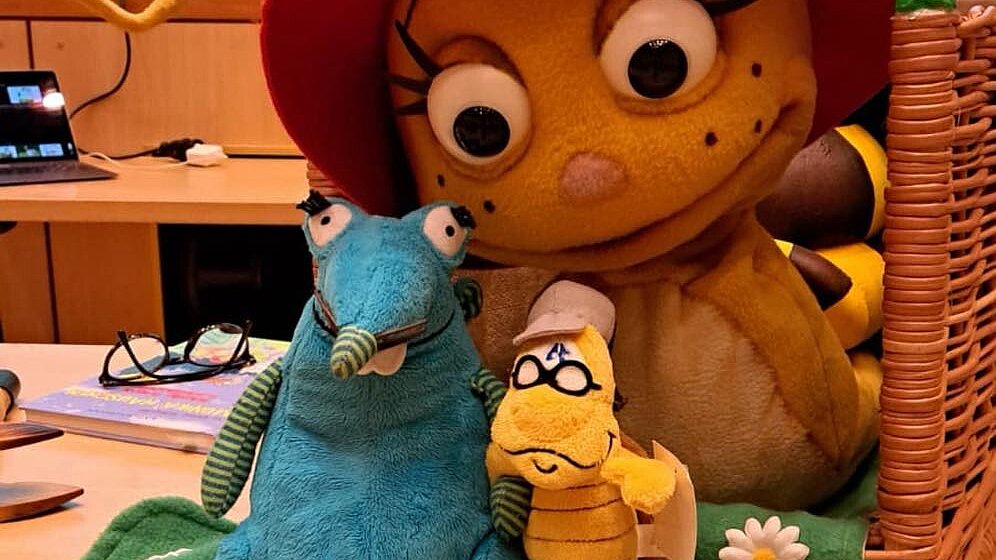 Lesetuetenuebergabe an die ersten Klassen