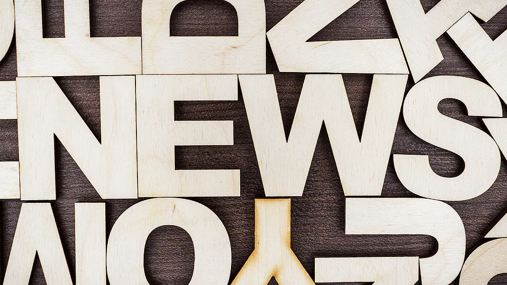 Buchstaben, die Das Wort News ergeben