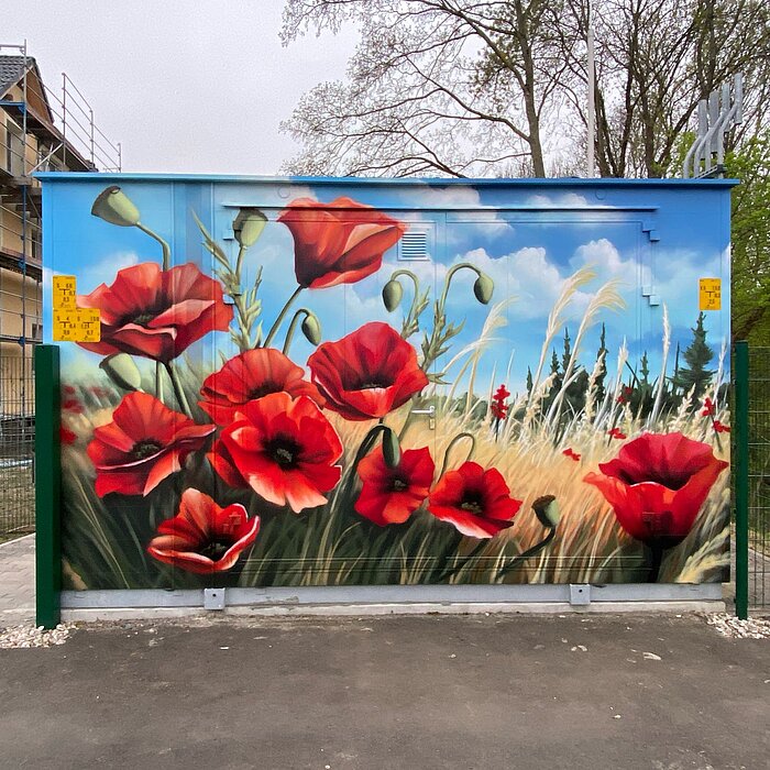 Eine Gasstation von von außen - besprüht mit Mohnblumen