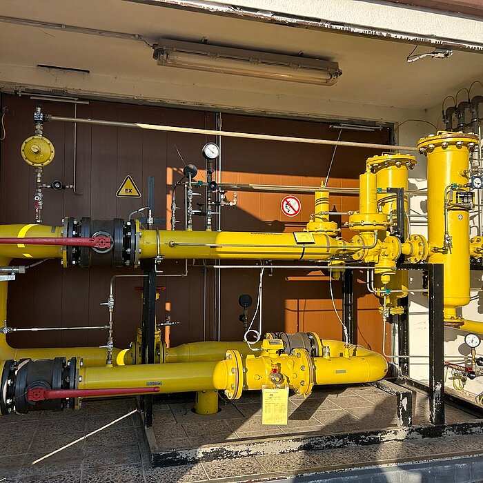 Eine Gasstation bei geöffneten Türen - man sieht die gelben Rohre und Amaturen