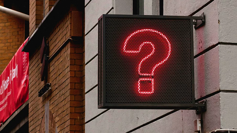 Ein Leuchtschild mit ein Fragezeichen