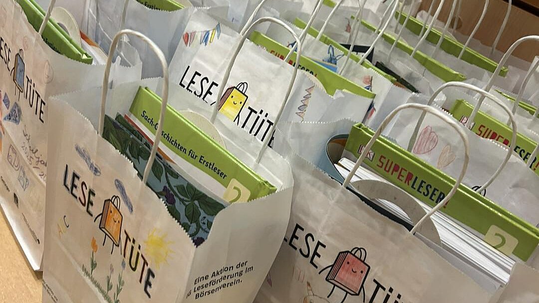 Lesetuetenuebergabe an die ersten Klassen