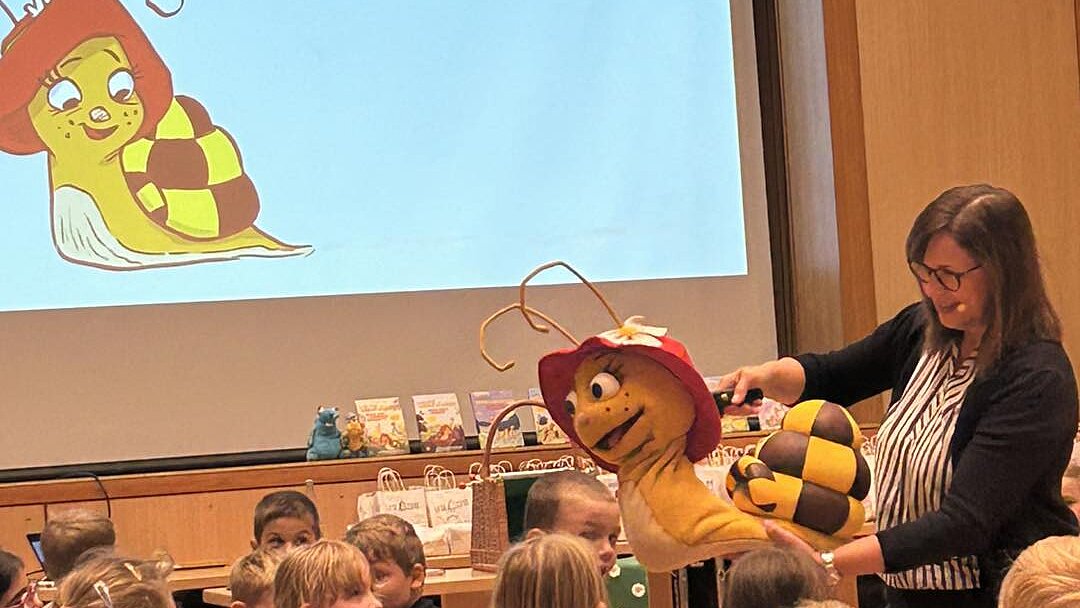 Lesetuetenuebergabe an die ersten Klassen