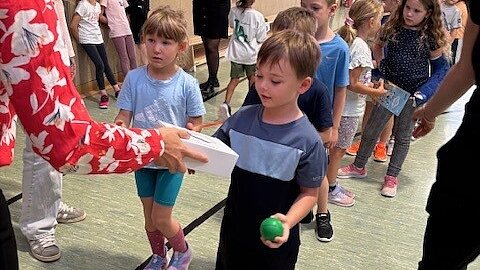 Kindersprint Übergabe Brotdose an Grundschule Th-Müntzer